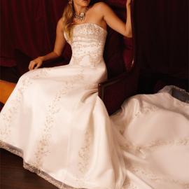 Winnie Lee 丝绸婚纱 简洁中再现华美