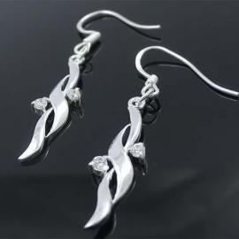 新鲜出炉的耳环 既柔魅又个性