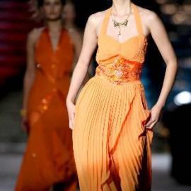 百名模特北京山水间展示白领新装