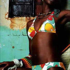 艳丽泳装 色彩作主