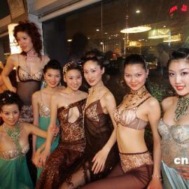 组图：欧洲宫廷内衣秀惊艳上海