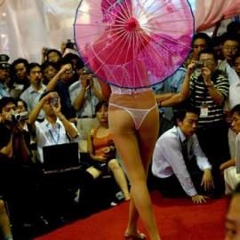 情趣内衣T台秀引人注目