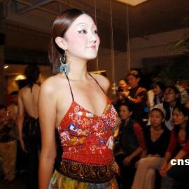 图：北京服装学院学生展示自己设计的肚兜