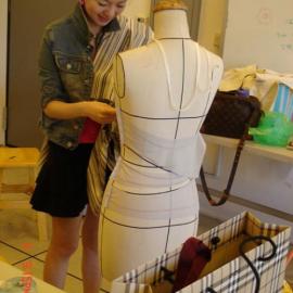 服装设计学院女生展示她的性感服装