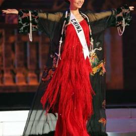 多图:环球小姐倾情诠释民族服饰