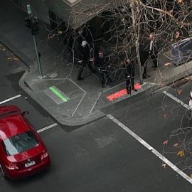 为“低头族”设计的地面红绿灯